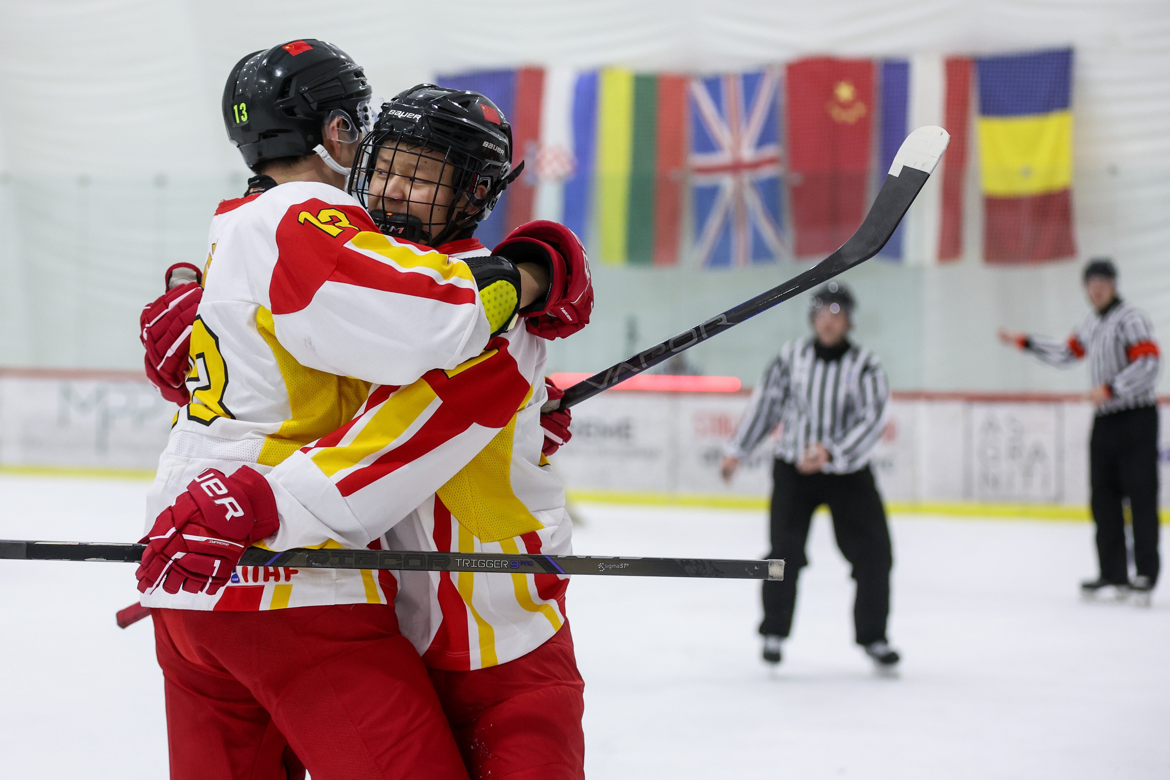 一场经典之战！冰球点燃球迷热情的简单介绍