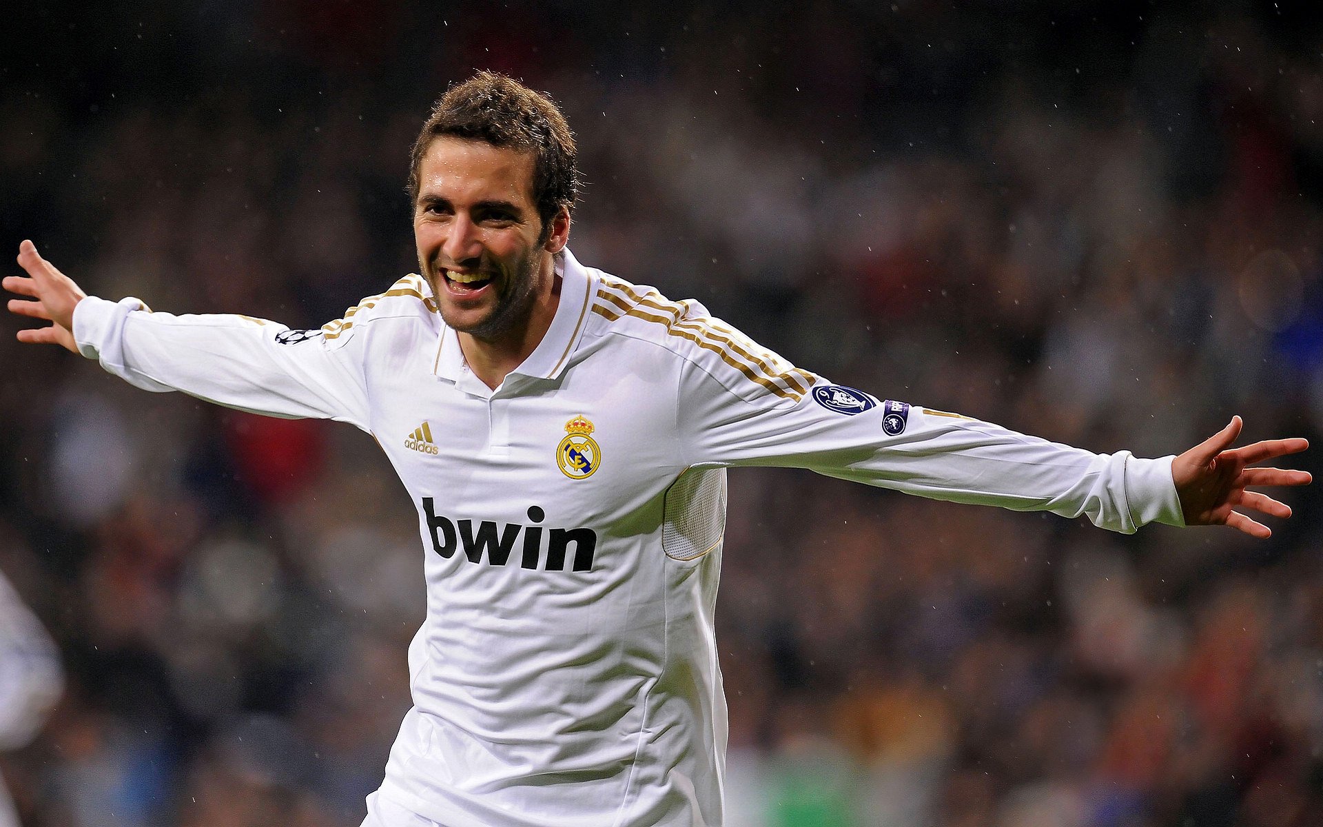 开云-巴拉圭屠杀乌克兰？范戴克统治级表现背后，是足球战争的残酷美学