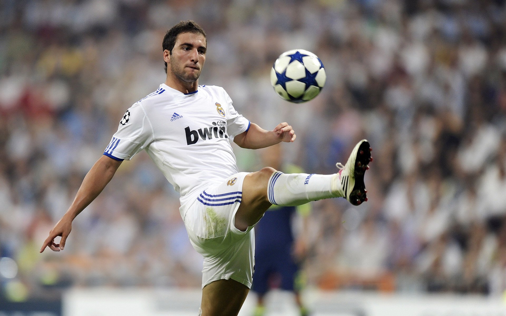 双线焦点，曼联高效力克皇家社会，哈弗茨在德甲争冠战接管比赛